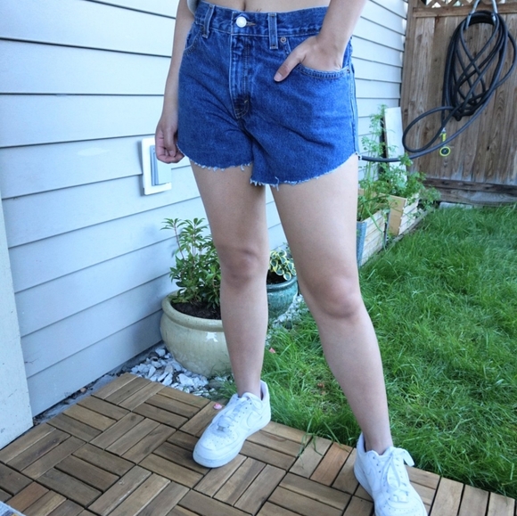 Levi's Denim Shorts- Mid Rise (Size 27) - Picture 2 of 6